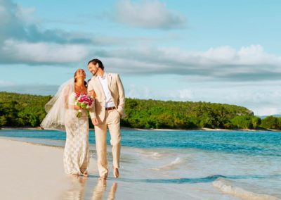 jamaica destination wedding couple on beach